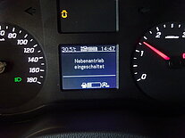 Fahrzeugdisplay zeigt 'Nebenantrieb eingeschaltet'