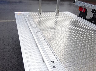 Metall-LKW-Ladeplattform mit Sicherheitsgeländer.