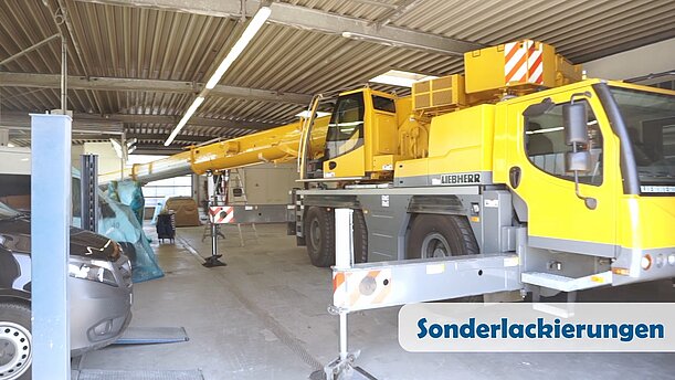 gelb lackierter Kranwagen