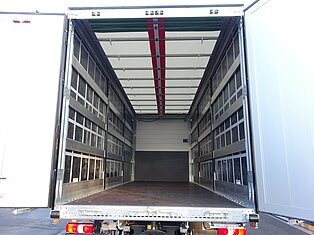 Offene Rückseite eines leeren LKWs zeigt Innenraum.