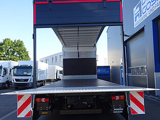 Offene LKW-Ladefläche bei einer Fahrzeuganlage.
