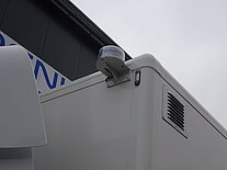 Nahaufnahme eines Lkw-Dachs mit Licht und Lüftung.