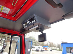 Innenansicht eines Feuerwehrautos mit Bedienfeld und Monitor.