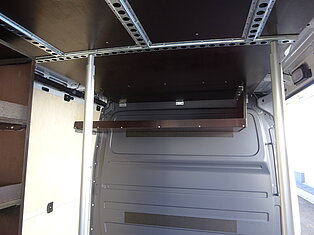 Innenansicht eines Vans mit installierten Metallregalen.