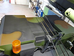 Draufsicht auf Industriemaschine mit orangefarbenem Licht.