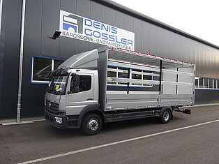 Ein LKW vor der Denis Gossler Karosserie-Anlage.
