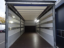 Innenansicht eines leeren LKW-Laderaums.