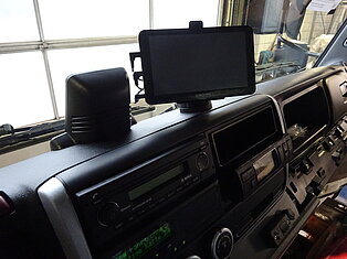 LKW-Armaturenbrett mit GPS-Gerät und Bedienelementen.