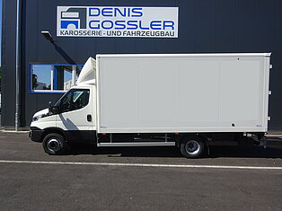 Weißer Lieferwagen vor einem Gebäude mit Logo