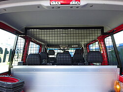 Blick in den Innenraum eines Transporters mit Trennnetz.