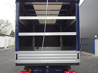 Rückansicht eines offenen LKW-Laderaums.
