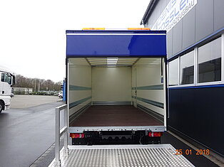Leerer LKW-Anhänger auf einem Parkplatz.