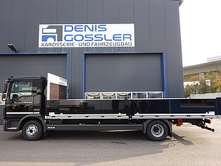 Schwarzer LKW vor dem Gebäude von Denis Gossler geparkt.