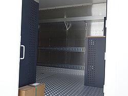 Innenraum eines leeren Lagercontainers mit einem Karton.