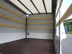 Innenansicht eines leeren LKWs mit Holzlatten.
