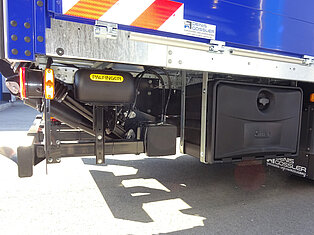 Nahaufnahme des LKW-Unterbaus mit Palfinger-Teilen.