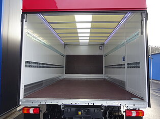 Ansicht eines leeren LKW-Laderaums mit offenen Türen.