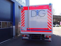 Rettungsfahrzeug vor Denis Gossler Werkstatt