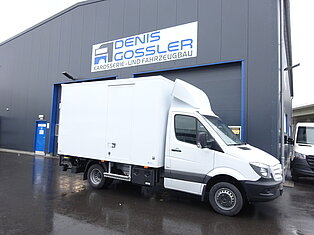 Weißer Transporter vor Denis Gossler Werkstatt