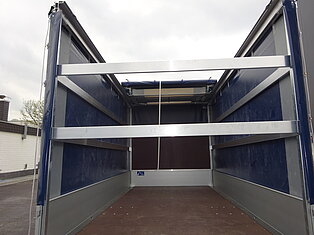 Innenansicht eines leeren Laderaums mit Metallstreben.