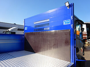 Blaue LKW-Ladefläche mit Metallboden.