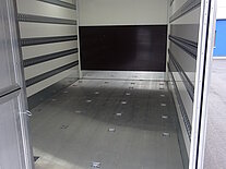 Innenansicht eines leeren LKW-Laderaums.