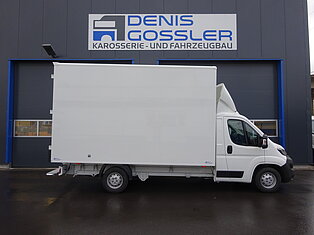 Weißer Lieferwagen vor Denis Gossler Werkstatt