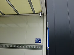 Ansicht eines LKW-Innenraums mit Laderampenschild.