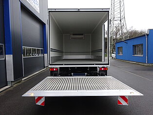 Ein LKW mit geöffneter Ladefläche und Hebebühne