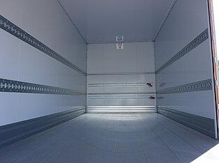 Innenansicht eines leeren LKW-Laderaums.
