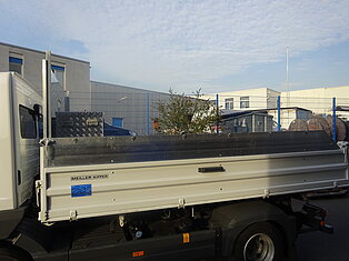 Seitenansicht eines Lkw im Industriegebiet geparkt.