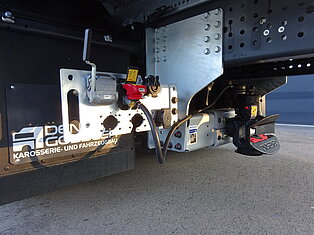 Nahaufnahme eines LKW-Kupplungsmechanismus mit Branding.