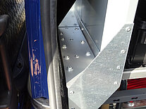 Nahaufnahme einer Metallstruktur in einem Van.