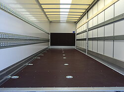 Innenansicht eines leeren Lkw-Anhängers.