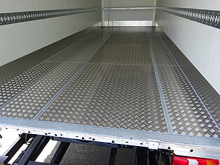 Innenansicht eines leeren Lkw mit Metallboden.