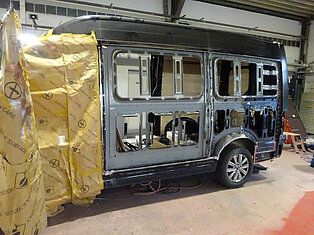 Transporter in Werkstatt mit geöffneten Seitenwänden