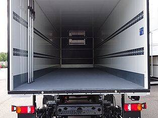 Offener und leerer LKW-Anhänger von hinten gesehen.