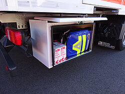 Offenes LKW-Fach mit Sicherheitsausrüstung und Vorräten.