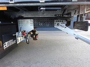 Nahaufnahme des Unterbaus eines LKWs mit mechanischen Teilen.
