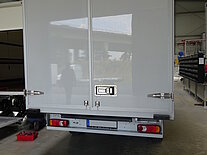 Rückansicht eines weißen Lieferwagens in einer Garage.