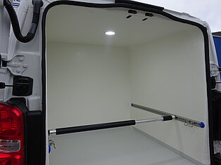 Innenraum eines leeren Vans mit Licht und Schienen.