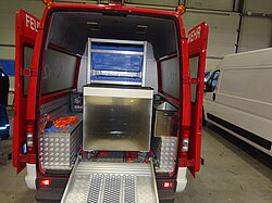 Innenansicht eines Feuerwehrautos mit Ausrüstung.