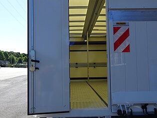 Offene Rückansicht eines LKW-Laderaums mit leerem Innenraum.