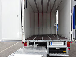Offener LKW-Laderaum mit Laderampe.