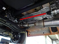 Ansicht des Fahrzeugunterbodens mit Auspuff und Aufhängung.