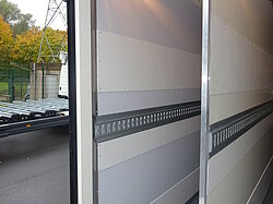 Blick in einen leeren LKW-Anhänger mit Beleuchtung.