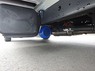 Ansicht des Fahrzeugunterbodens mit sichtbaren Komponenten.