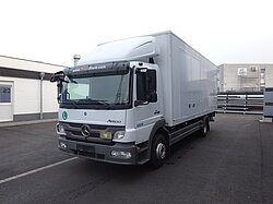 Ein weißer LKW in einem Industriegebiet geparkt.