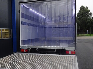 Offener LKW mit Metallladeplattform und klaren Vorhängen