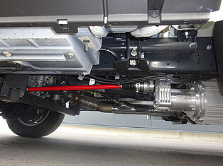 Ansicht der Fahrzeugunterseite mit mechanischen Teilen